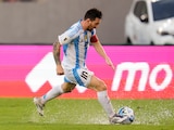 El capitán de Argentina, Lionel Messi, lleva la pelota en el partido contra Venezuela por las eliminatorias para el Mundial 2026