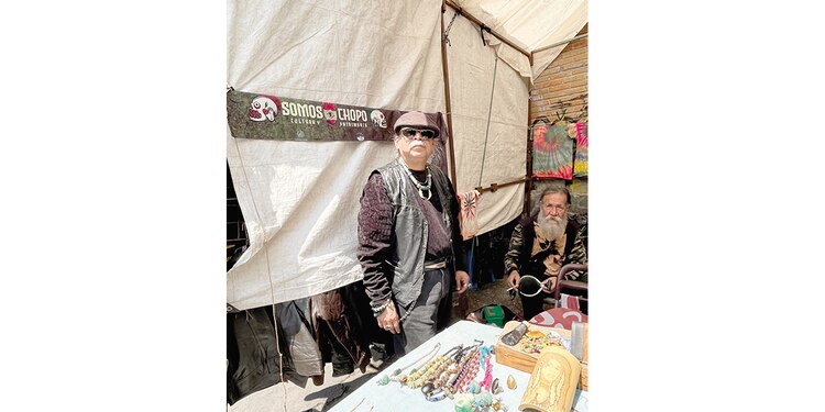 Pepe Sol (der.), quien vende sus artesanías en el Chopo desde 1980.