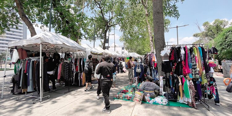 Los comerciantes han invadido hasta la entrada del tren Suburbano