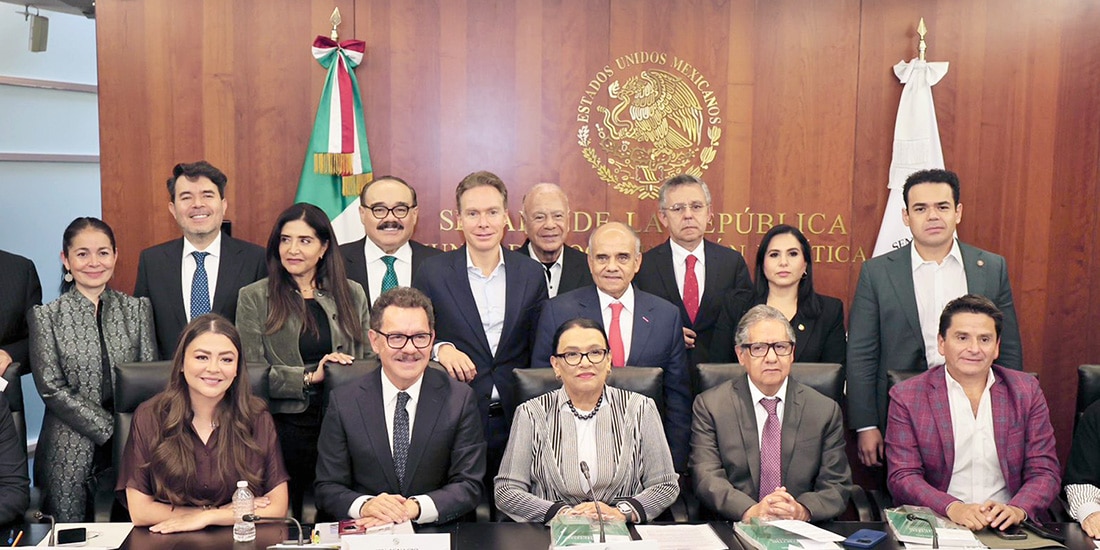 Rosa Icela Rodríguez (c.), ayer, en reunión con legisladores, como parte de la glosa del 2.o Informe.