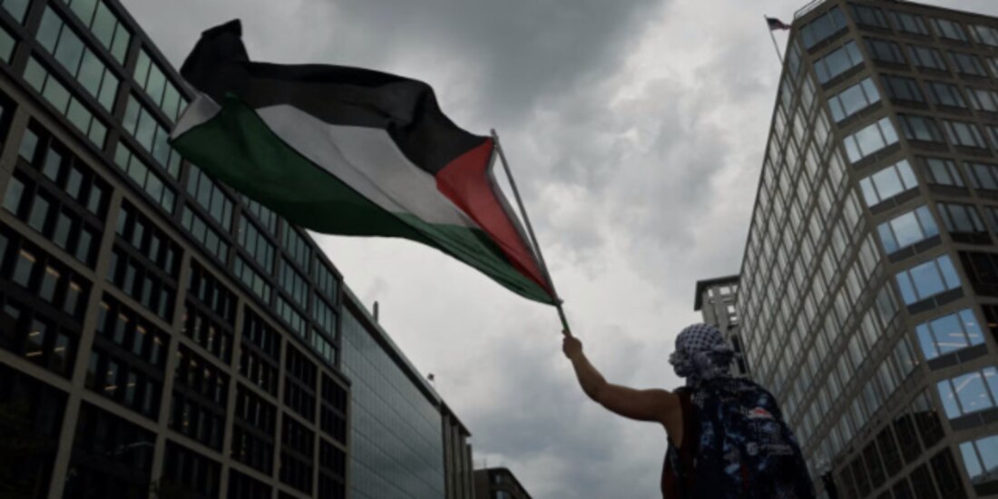 Un manifestante sostiene una bandera palestina, en una protesta, ayer.