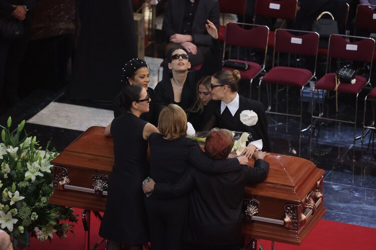 Sylvia Pasquel, Alejandra Guzmán, Stephanie Salas, Michelle y Camila.