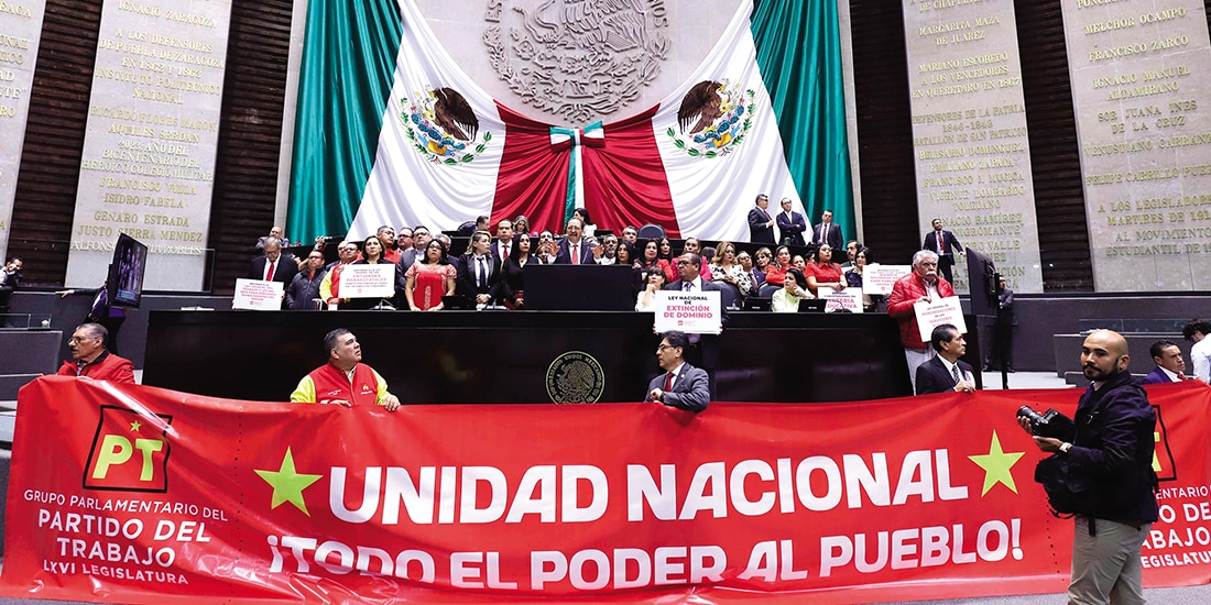 Diputados del PT, encabezados por Reginaldo Sandoval, en la sesión del miércoles.