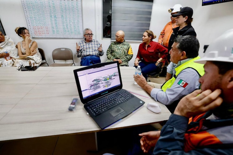 El gobernador Rubén Rocha Moya dialoga con familiares de los mineros atrapados en la mina Santa Fe, Rosario
