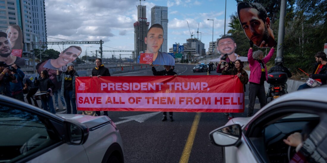 Familiares de los rehenes bloquean carreteras en Israel, ayer, para exigir a su Gobierno y a EU medidas urgentes para traerlos a todos de vuelta.