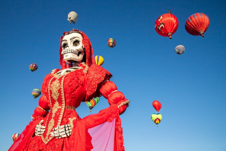 El Gobierno de Aguascalientes promueve las tradiciones mexicanas del Día de Muertos en el festival de globos de Albuquerque.