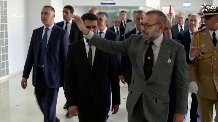 El rey Mohammed VI de Marruecos saluda mientras camina por el Hospital Universitario Rey Mohammed VI tras el terremoto más mortífero del país en seis décadas, en Marrakech, Marruecos, el 12 de septiembre de 2023, en esta captura de pantalla obtenida de un vídeo.