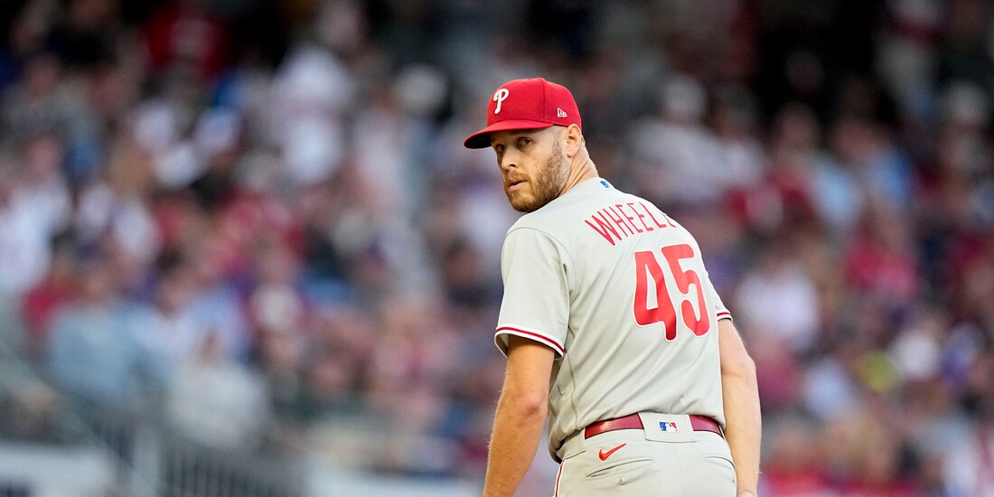 Zack Wheeler (45), abridor de los Philadelphia Phillies, en el Juego 2 de la Serie Divisional de la Liga Nacional en contra de los Atlanta Braves