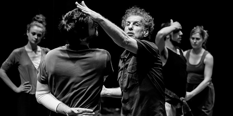 Wim Vandekeybus marcando la
coreografía a los bailarines.