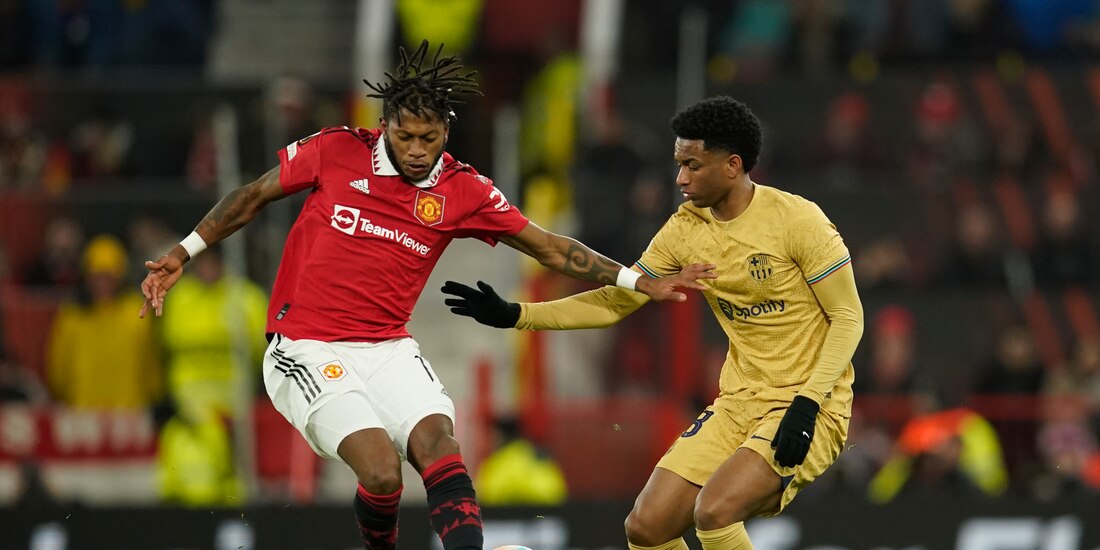 Fred y Alejandro Balde durante el partido entre Manchester United y Barcelona en Old Trafford.