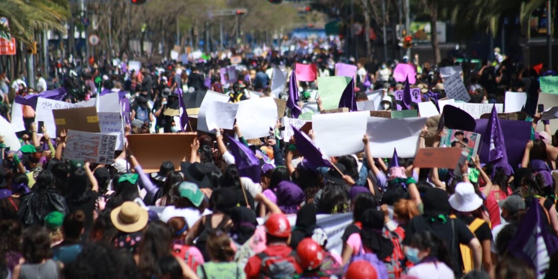 Manifestantes marchan en CDMX en el marco del Día de la Mujer.