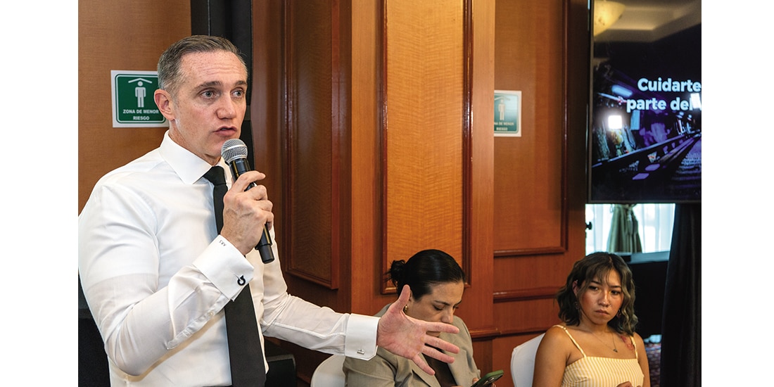 EL DIRECTOR general del STC, Adrián Rubalcava, ayer, en reunión con reporteros.