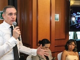 EL DIRECTOR general del STC, Adrián Rubalcava, ayer, en reunión con reporteros.