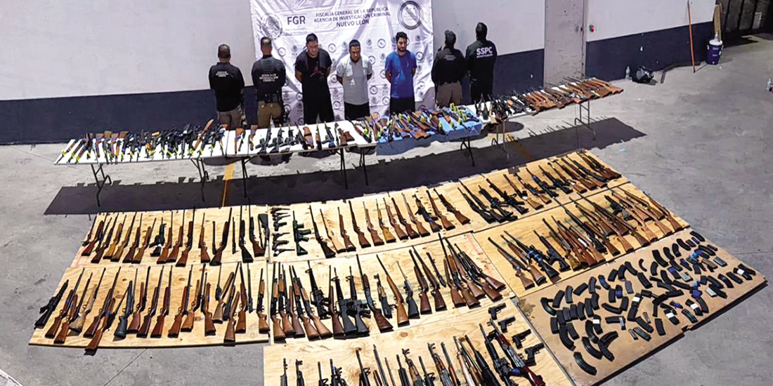 Arsenal decomisado y las tres personas detenidas tras el operativo en NL, ayer.
