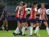 Futbolistas de Chivas festejan un gol en el Torneo Clausura 2023 de la Liga MX Femenil.