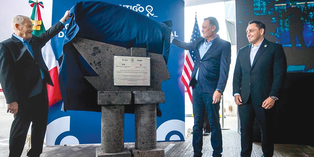 El embajador (izq.) y el gobernador (c.), el pasado 2 de octubre.