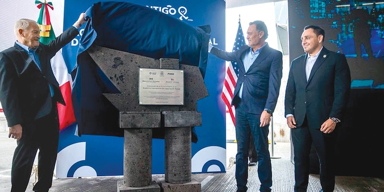 El embajador (izq.) y el gobernador (c.), el pasado 2 de octubre.