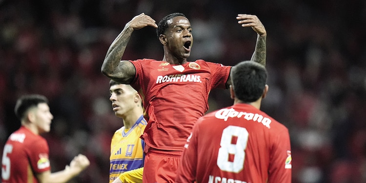 ESPERANZA. Helinho dejó sin oportunidad a Nahuel Guzmán para el primer tanto de los Diablos.