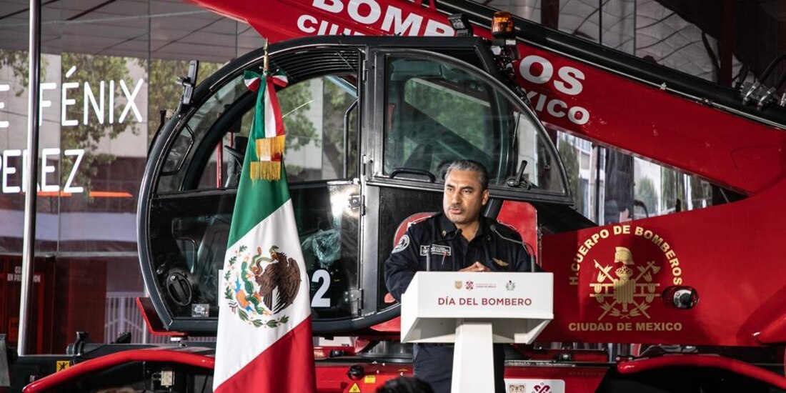El director del Cuerpo de Bomberos, durante la ceremonia, ayer.