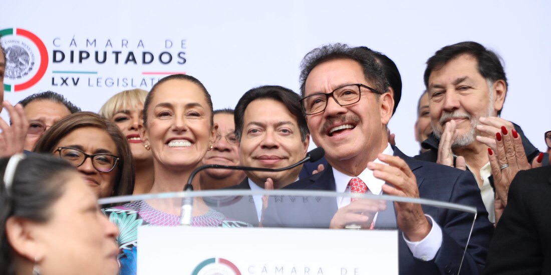 Claudia Sheinbaum con integrantes de Morena este martes 30 de enero del 2024.