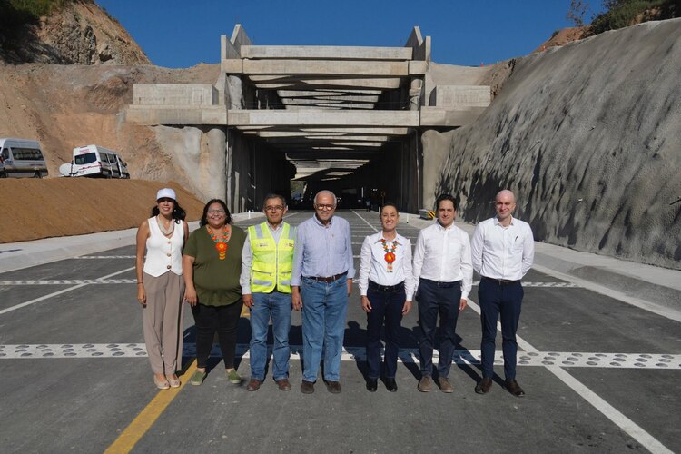 Sheinbaum, al centro, junto a miembros de su gabinete en la autopista Tepic-Compostela.