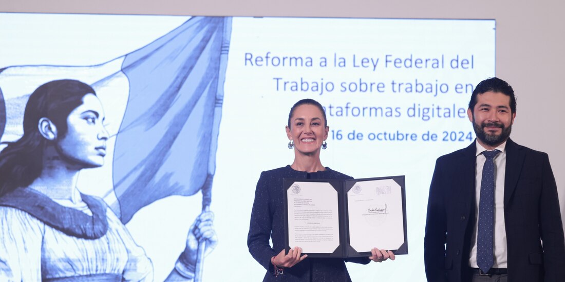 La Presidenta Claudia Sheinbaum con el secretario de Trabajo y Previsión Social, Marath Baruch Bolaños López.