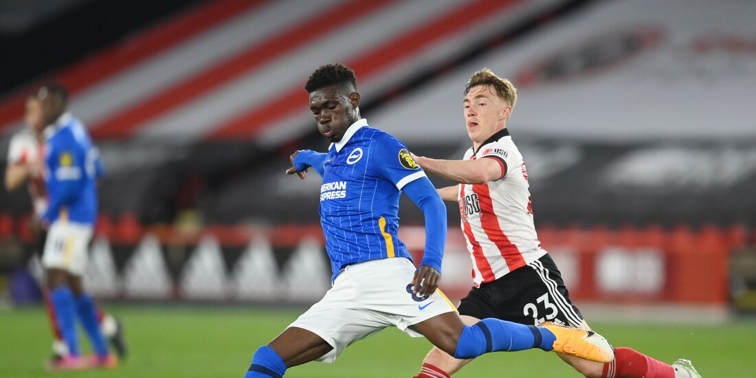 Yves Bissouma y Ben Osborn durante el partido entre Brighton y Sheffield United en la Jornada 33 de la Premier League.
