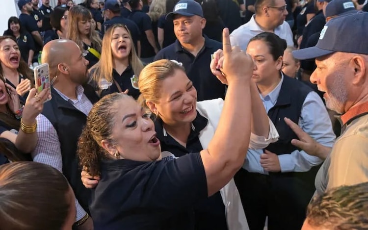 Funcionarios estatales y representantes sindicales celebran el incremento salarial del 6 por ciento en el salón Pinos Altos.