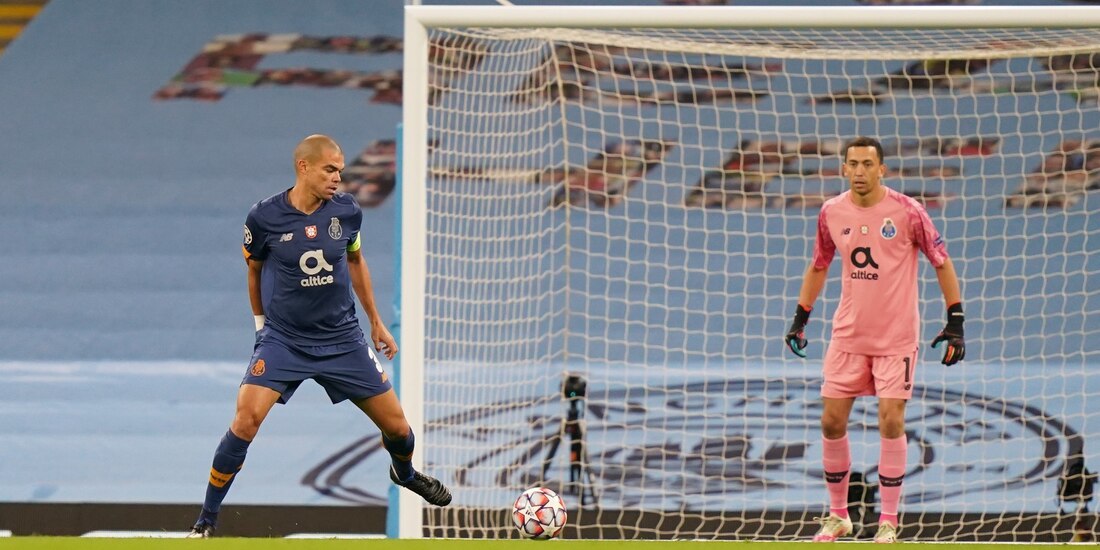 Pepe, durante el encuentro entre Porto y Manchester City en la Champions League.