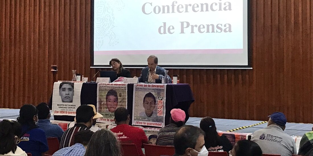 Conferencia de integrantes del Grupo Interdisciplinario.