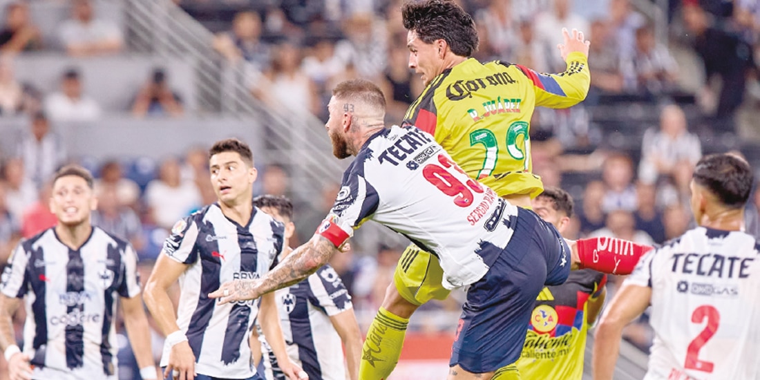 Ramón Juárez le gana el salto a Sergio Ramos en el duelo de la Jornada 15 del Apertura 2025 de la Liga MX, el sábado 20 de septiembre.