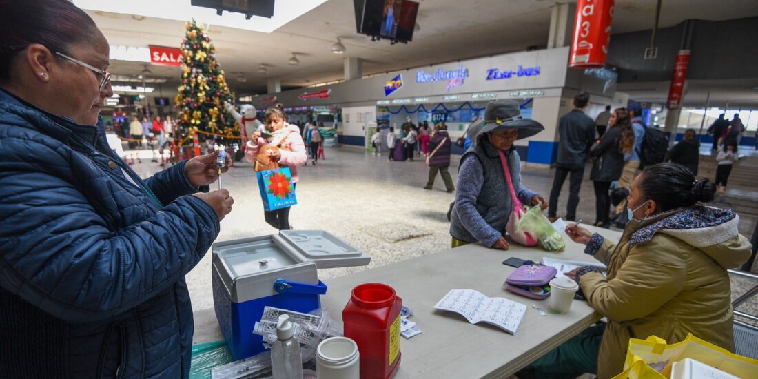 Vacunación contra influenza en la Terminal de Autobuses de Toluca, en diciembre pasado.