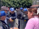 Una aficionada le reclama a la policía por haber dejado entrar a tres personas que no se formaron para comprar boletos del América vs Chivas en el Estadio Azteca.