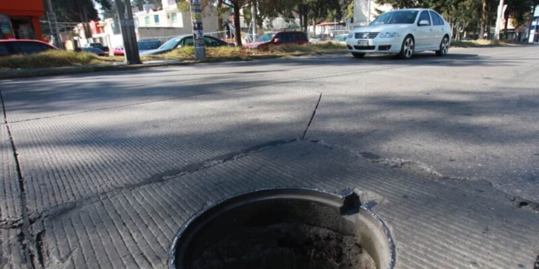 En imagen de archivo, coladera sin tapa similar a aquella donde cayeron las jovenes.