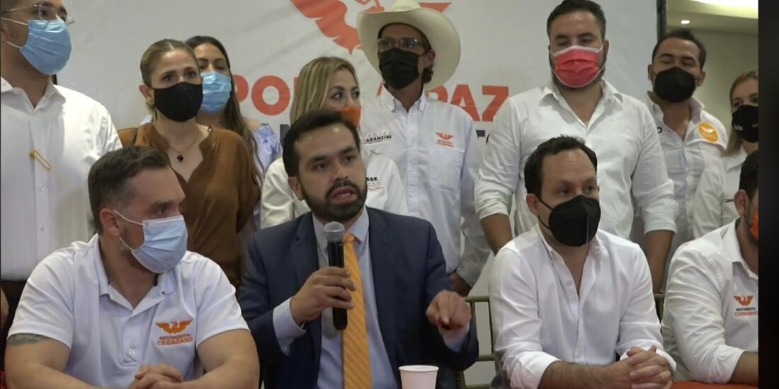 Manuel Scott (centro), ayer, en su presentación como abanderado de MC.
