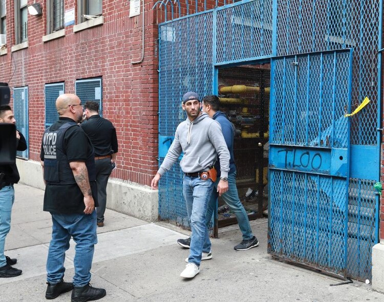 Policía durante cateo a guardería Divino Niño, donde encontraron un kilo de fentanilo.
