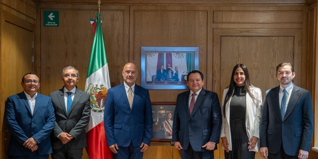 En la imagen, el Gobernador de Yucatán, el titular de SICT federal y otras autoridades.