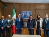 En la imagen, el Gobernador de Yucatán, el titular de SICT federal y otras autoridades.