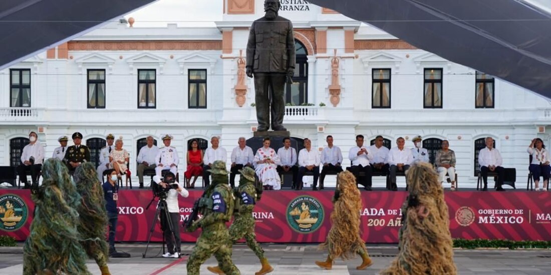 Se realiza desfile militar por los 200 años de la Armada de México.