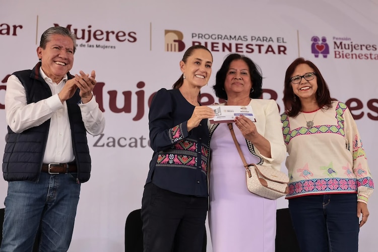 Presidenta Claudia Sheinbaum entrega a una beneficiaria su tarjeta de la Pensión Mujeres Bienestar.