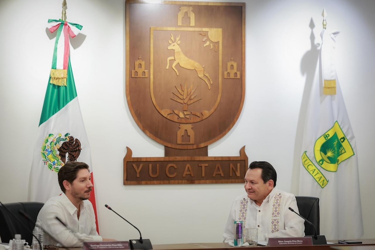 Autoridades estatales y empresarios de la Canainca revisan los avances de los nuevos Polos Industriales de Bienestar en Yucatán.