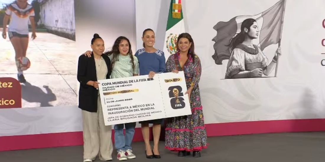 Brianna Ameli Medina Cortés, ganadora del boleto con sede en la Ciudad de México; la acompañan la presidenta Claudia Sheinbaum y la jefa de Gobierno, Clara Brugada.