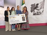Brianna Ameli Medina Cortés, ganadora del boleto con sede en la Ciudad de México; la acompañan la presidenta Claudia Sheinbaum y la jefa de Gobierno, Clara Brugada.