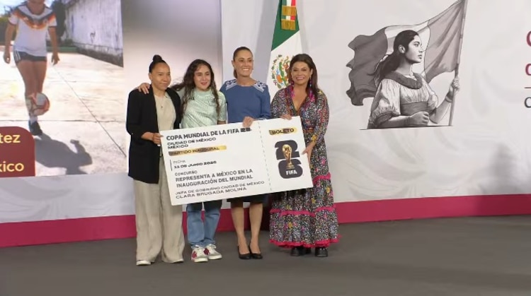 Brianna Ameli Medina Cortés, ganadora del boleto con sede en la Ciudad de México; la acompañan la presidenta Claudia Sheinbaum y la jefa de Gobierno, Clara Brugada.