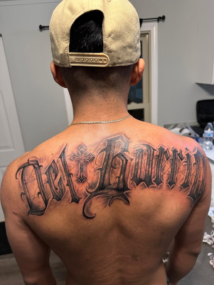 Gabriel Barreto pasó de tatuar en un campamento migrante de la CDMX a hacerlo en el sitio donde vive en Atlanta, Georgia, en Estados Unidos.