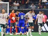 Jugadores de la Selección Mexicana se lamentan tras el empate contra Uzbekistán en septiembre pasado.