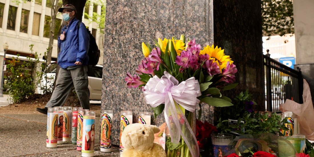 Habitantes de Sacramento colocan una ofrenda en honor a las víctimas del fin de semana.