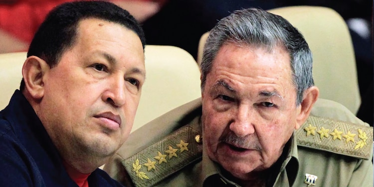El expresidente cubano, Raúl Castro, (der) junto al fallecido líder venezolano, Hugo Chávez, (izq) en una foto de archivo
