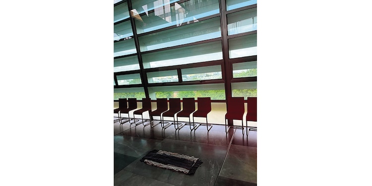 Una sala con goteras.