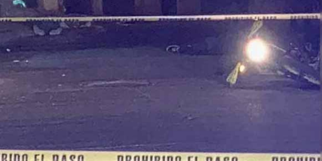 Elementos de la Fiscalía de Guanajuato recuperan indicios en la escena del crimen.